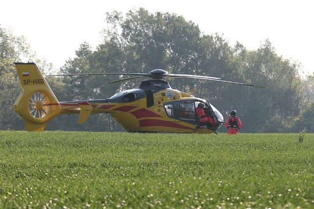 Do tragedii doszło w niedzielę, 17 czerwca, na głównej plaży w Sławie. 40-latek z Lubska wskakiwał z jachtu do wody. Podczas jednego ze skoków zanurkował i po chwili wypłynął martwy.[sndv]Kilka osób jachtem dopłynęło do głównej plaży w Sławie. Jeden z mężczyzn co jakiś czas wskakiwał do wody z jachtu i nurkował. – Podczas jednego ze skoków zanurkował i po chwili wypłynął na powierzchnię wody martwy – mówi podkom. Maja Piwowarska, rzeczniczka wschowskiej policji.Mężczyzna został wyciągnięty z wody. Na miejsce wezwano pomoc. Wylądował śmigłowiec lotniczego pogotowia ratunkowego. – Mężczyzna był reanimowany niemal godzinę. Niestety bezskutecznie – mówi podkom. Piwowarska.Ofiara to 40-latek, mieszkaniec Lubska. – Prawdopodobnie przyczyną śmierci był zawał serca – mówi podkom. Piwowarska. Decyzją prokuratora ciało zostało zabezpieczone do sekcji. Wschowska policja ustala również czy mężczyzna pił alkohol.PRZECZYTAJ TEŻ:[*]TRAGEDIA NAD JEZIOREM GŁĘBOCZEK[*]CIAŁO WYŁOWIONE W SŁAWIE[*]SIEDMIOLETNIA DZIEWCZYNKA W STUDZIENCEZOBACZ: JAK MOŻNA UTONĄĆ W CENTRUM MIASTA[xlink]44545e6a-b723-15d7-d2e8-8199439ae7d2,a40898ec-176c-9b9d-18fe-197a4081be40[/xlink]