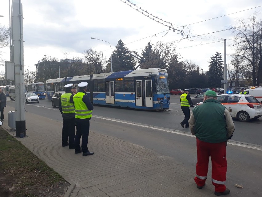 Zderzenie tramwaju z autem na Grabiszyńskiej  