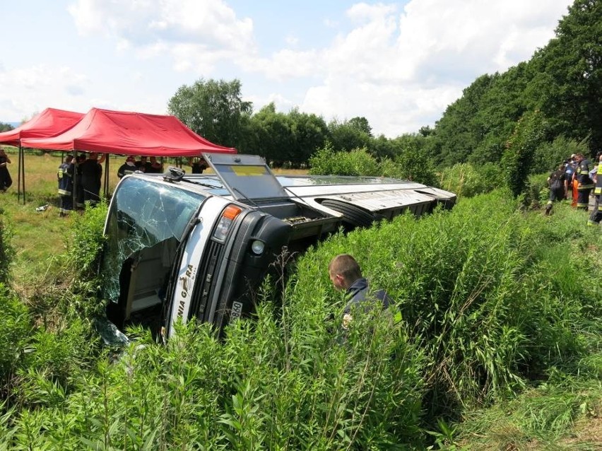 Autobus przewożący 57 pasażerów wypadł z drogi i przewrócił się. 12 osób rannych (ZDJĘCIA)