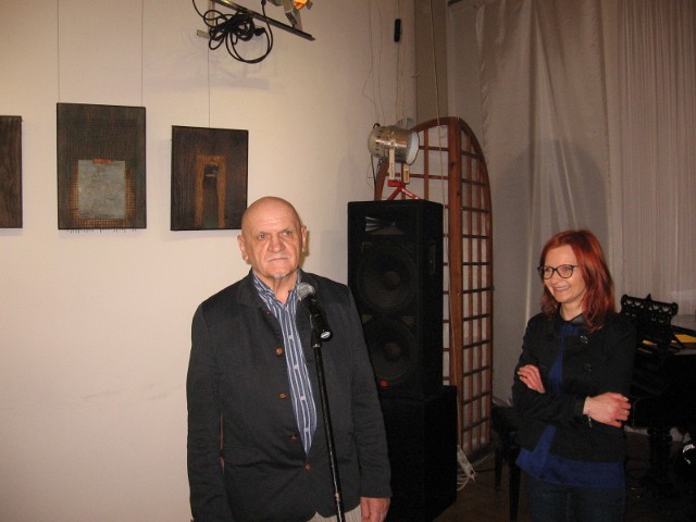 Profesor Zygmunt Droński opowiadał o swoich obrazach. Obok Agnieszka Sierdzka, kierownik galerii Łaźni.