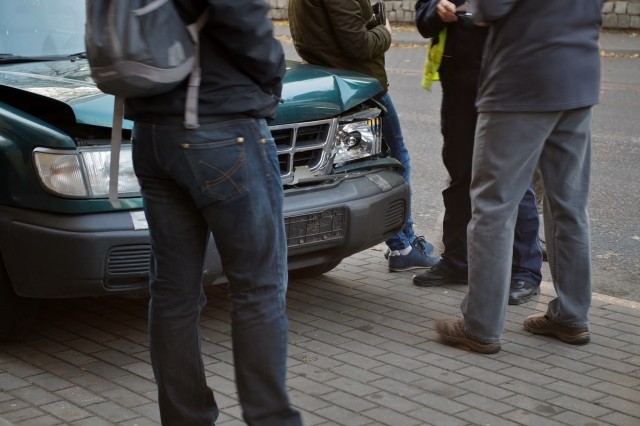 Dzisiaj rano (31.10), po godz. 8., kierująca osobowym Subaru kobieta, nie zachowała należytej ostrożności przed stojącym przed nią Mercedesem, który stał w korku, w skutek czego uderzyła w jego tył. Na szczęście nikomu nic groźnego się nie stało.