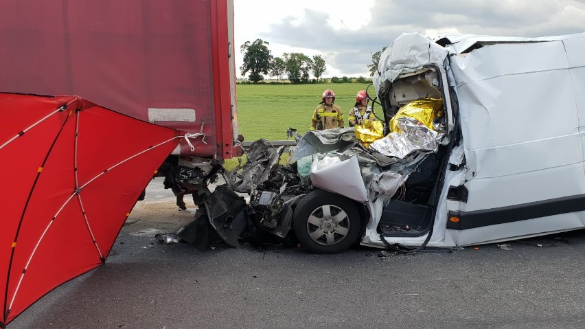 Śmiertelny wypadek na autostradzie A4 w powiecie strzeleckim. Bus wbił się pod ciężarówkę. Nie żyje jedna osoba