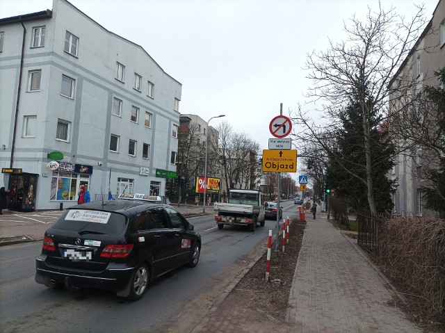 Kierowcy, którzy jadą ulicą Legionów z centrum na północ, nie mogą skręcić w ulicę Podgórną. Dlaczego? Przecież skrzyżowanie Podgórnej z Szosą Chełmińską nie jest zablokowane.