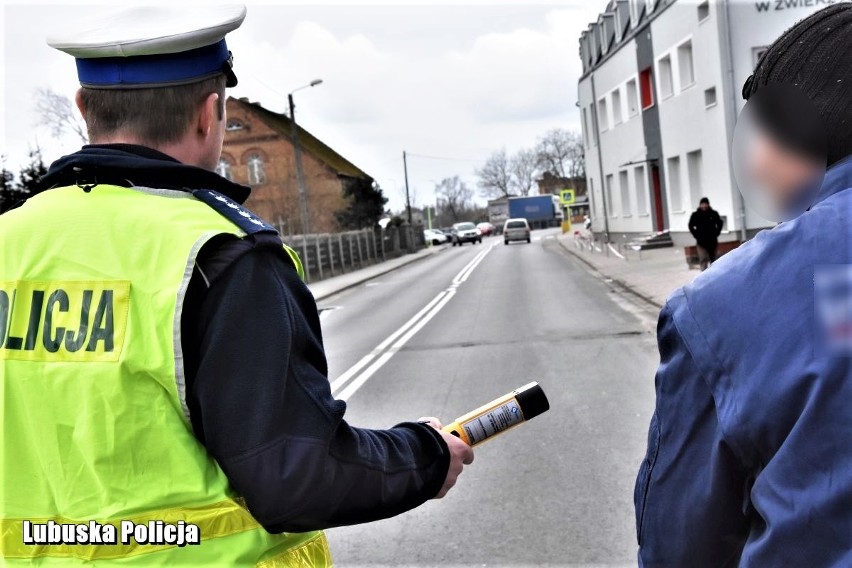 Drogówka zatrzymała niedaleko Drezdenka parę pijany...