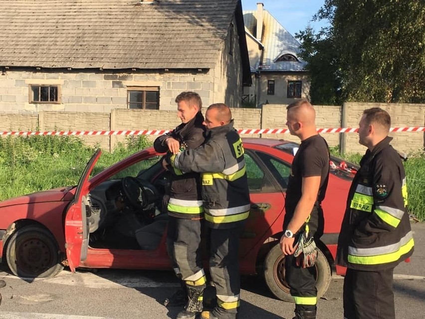 Strażacy z OSP Jangrot ćwiczyli metody uwalniania osób uwięzionych w rozbitych autach