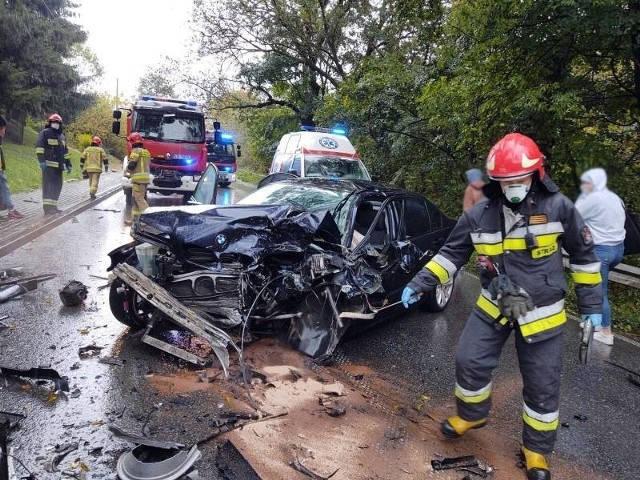 W Librantowej czołowo zderzyły się dwa samochody: osobowe BMW i minivan forda