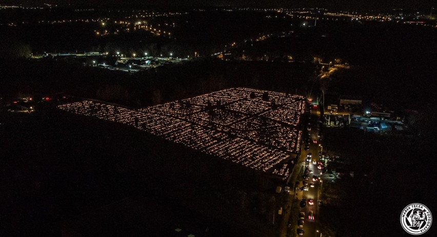 Częstochowski cmentarz nocą z lotu ptaka. Tysiące zniczy...