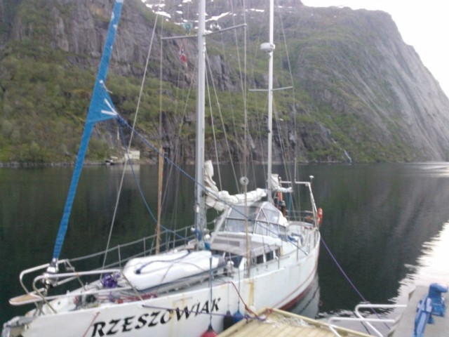 Rzeszowiak zacumowany u wybrzeży Norwegii