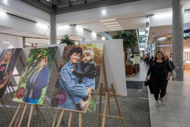 W Centrum Handlowym Focus w Bydgoszczy można zobaczyć wystawę fotograficzną, przybliżającą historie mieszkanek Kujawsko-Pomorskiego, które doświadczając choroby nowotworowej, nie zrezygnowały ze swych pasji, tocząc jednocześnie heroiczną walkę o swoje zdrowie. Skąd czerpały siły? Zajrzyjcie na wystawę, zrealizowaną w ramach naszej kampanii „Siła kobieTY”. Ekspozycję można zwiedzać do 30 października 2022.