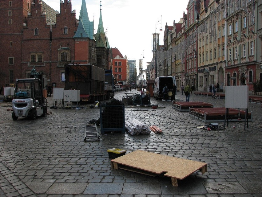 Wrocław: Koniec jarmarku bożonarodzeniowego na Rynku [ZDJĘCIA]