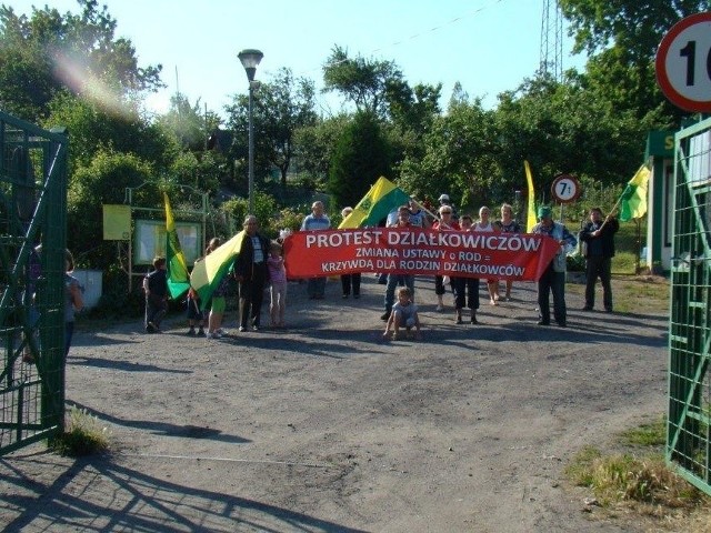Protest działkowców przeciwko zmianie ustawy w ROD "Przyjaźń" w Szczecinie.