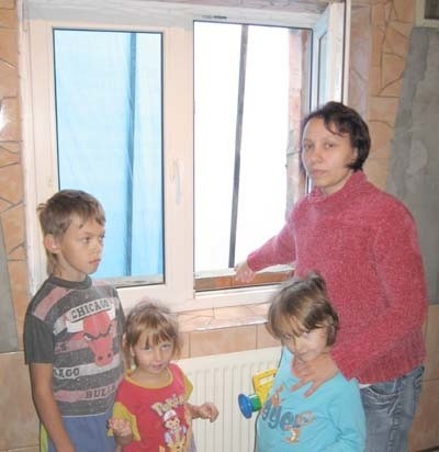- Nie poddamy się, okno musi zostać &#8211; mówi Anna Średniawa, na zdjęciu z dziećmi &#8211; Kamil, Ania i Adrianna.