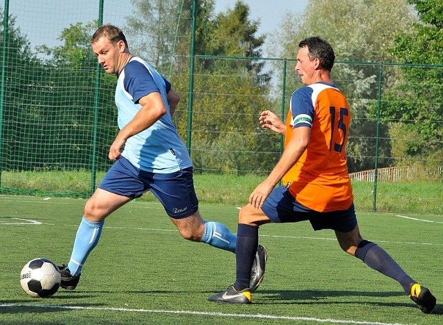 Przemysław Pałkus (w błękitnej koszulce), były piłkarz Tłoków Gorzyce oraz Odry Wodzisław Śląski w meczu z Betonami 40% strzelił 23 bramkę w sezonie i zapewnił 3 punkty Ekipie liderowi rozgrywek Tarnobrzeskiej Amatorskiej Ligi Piłkarskiej.