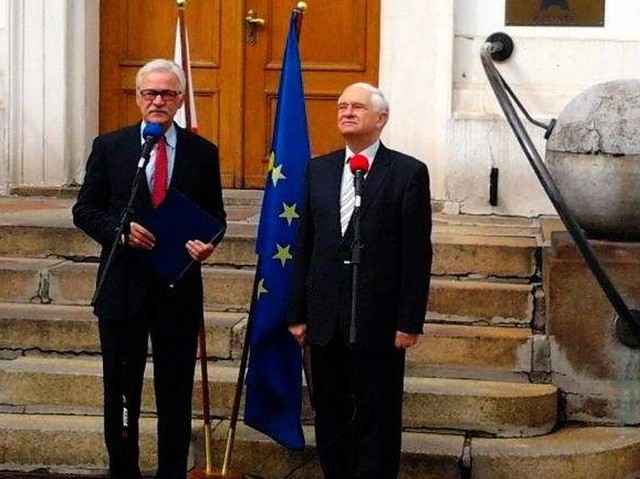 Janusz Zemke (europoseł były wiceminister obrony narodowej, po prawej) oraz Tadeusz Zwiefka, deputowany do Parlamentu Europejskiego przed Urzędem Wojewódzkim w Bydgoszczy.