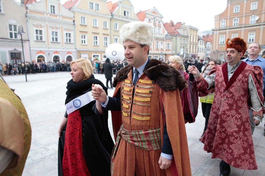 Maturzyści z Opola w samo południe zatańczyli poloneza na...