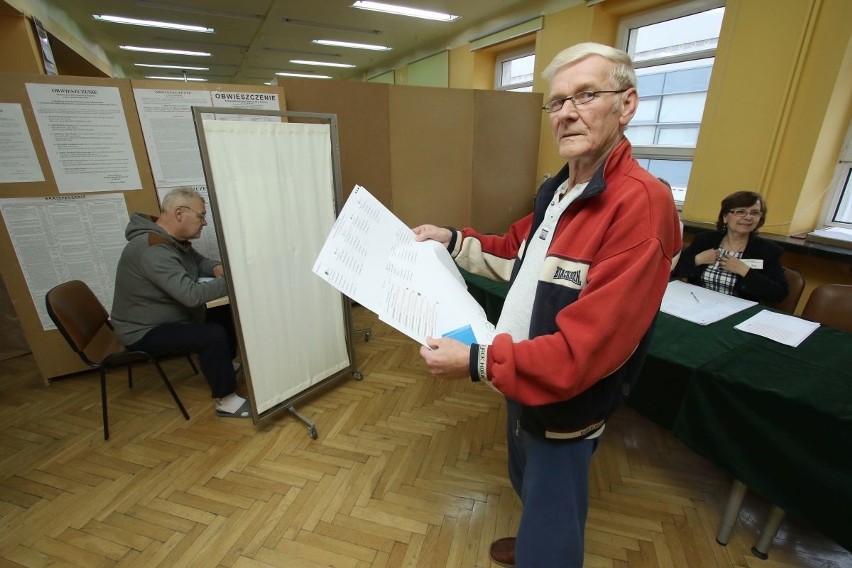 Wybory samorządowe 2018 w Świętokrzyskiem rozpoczęte. Zobacz jak głosują mieszkańcy regionu [RAPORT NA BIEŻĄCO]