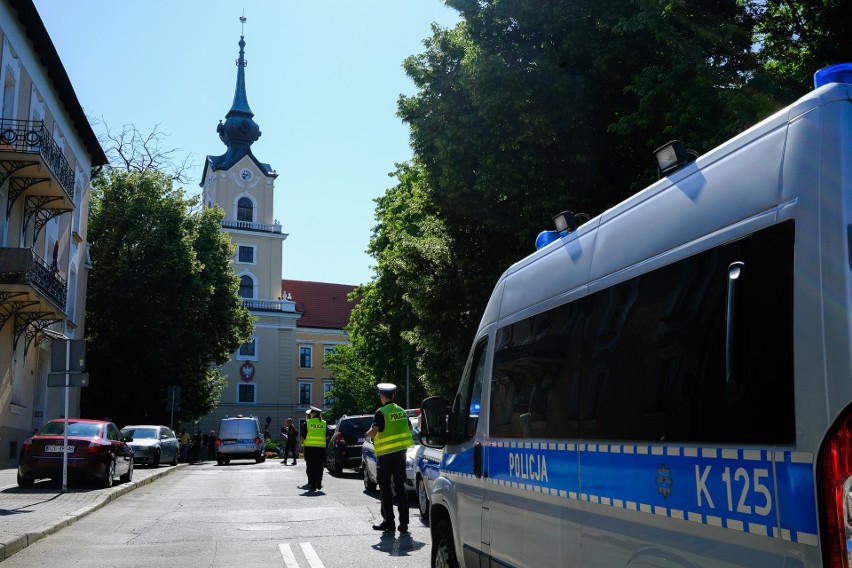 Informacja o bombie w Sądzie Okręgowym w Rzeszowie. Ewakuowano pracowników [ZDJĘCIA]