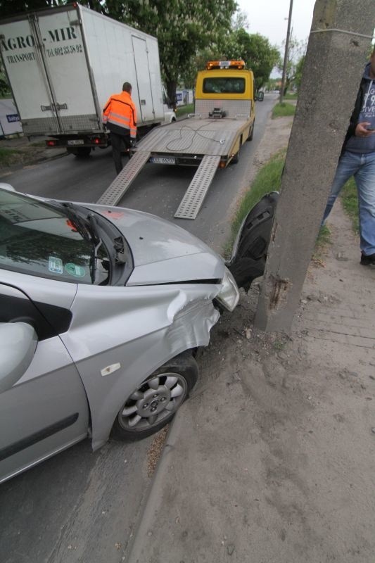 Samochód uderzył w latarnię na Sołtysowickiej