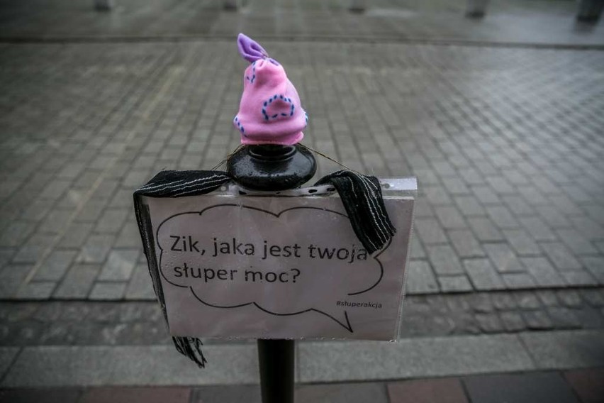 Kraków. Ubierają uliczne słupki w czapeczki i szaliki