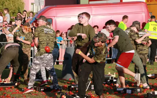 Najbardziej widowiskowym punktem sobotnich obchodów Dni Przytocznej będzie o godz. 18.00 bitwa na pomidory. Jej scenariusz owiany jest tajemnicą, ale organizatorzy zapewniają, że będzie jeszcze zabawniej, niż w poprzednich latach. O godz. 18.30 rozpocznie się degustacja potrawy pomidorowej, przygotowanej przez znanego aktora Tomasza Królikowskiego. O godz. 19.00 hity z orbity zaprezentują Joanna Kwapisz-Barska i Marek Kiona, natomiast o godz. 19.30 wystąpi Łukasz Łyczek Łyczkowski. O godz. 20.30 na scenie pojawi się gwiazda wieczoru – zespół Bajm, natomiast w godz. od 23.00 do drugiej w nocy odbędzie się zabawa na góralską nutę.