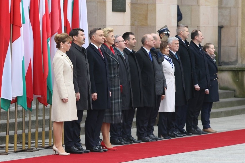 Oficjalne powitanie prezydentów Polski i Węgier na placu przed Wojewódzkim Domem Kultury w Kielcach