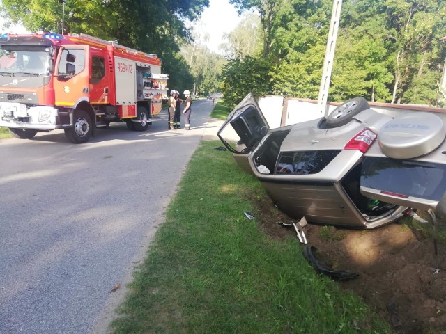 Do niezwykle groźnie wyglądającego wypadku doszło w piątek wieczorem w Tuszynie przy ul. Ściegiennego.