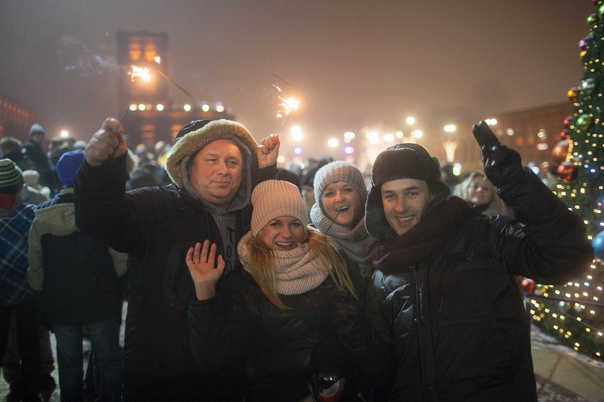 Sylwester 2014/2015 w Łodzi. Pokaz sztucznych ogni w Manufakturze [ZDJĘCIA+FILM]