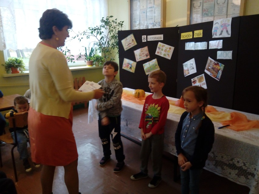 Uczestnicy akcji w szkole podstawowej w Cukrówce....