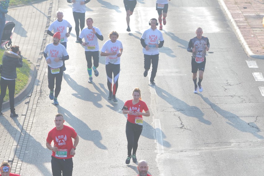 Około 25 tysięcy biegaczy zmaga się z 10-kilometrową trasą...