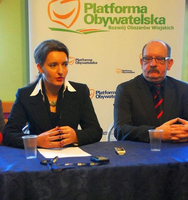 Marzena Okła - Drewnowicz, posłanka Platformy Obywatelskiej i szefowa partii w regionie oraz Dariusz Sawicki, szef Zarządu Powiatowego Platformy w powiecie opatowskim.