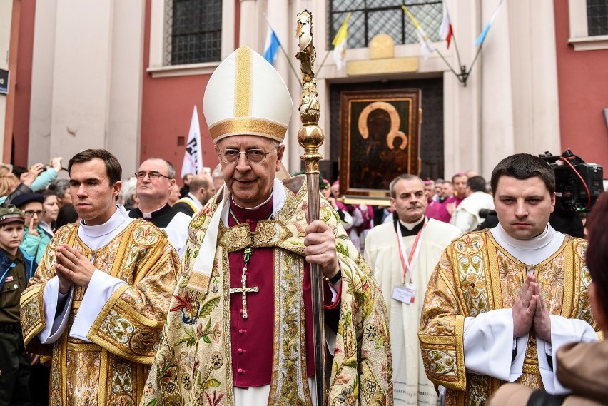 Rocznica chrztu Polski: Uroczysta procesja przeszła do...