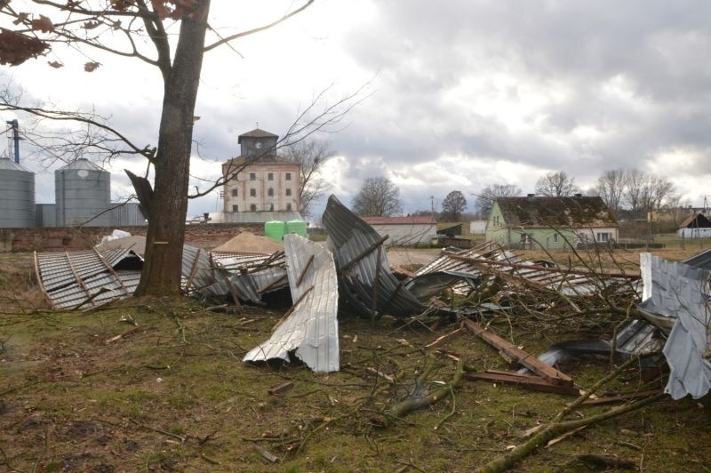 Od środy wichura szaleje nad powiatem bytowskim. Prócz...