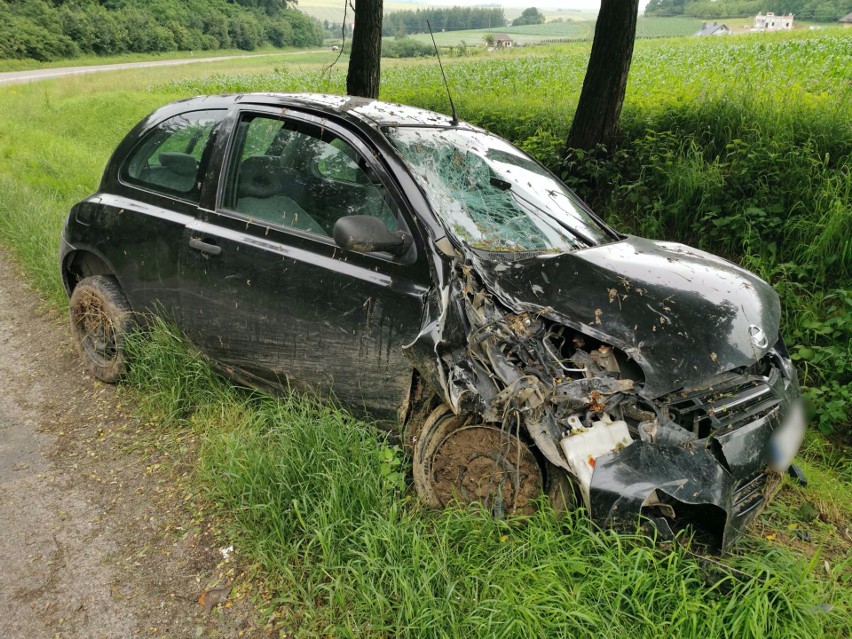 Po interwencji Nowin po sześciu dniach zholowano z drogi pod Przemyślem rozbity samochód [ZDJĘCIA]