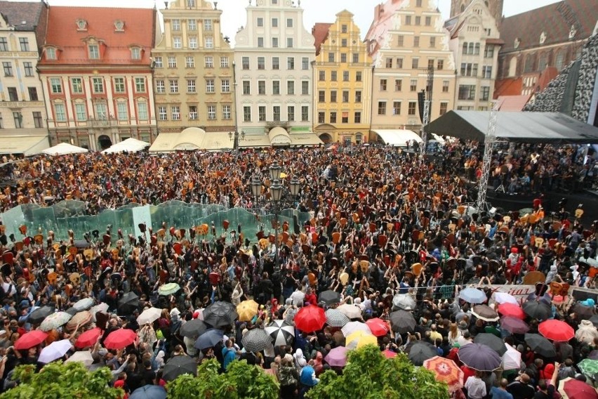 Wrocław: Gitarowy Rekord Guinnessa pobity! O ponad 70 gitar (ZDJĘCIA)