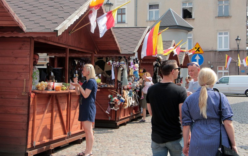 Rozpoczyna się w piątek. Stoiska  24 wystawców rozstawione...