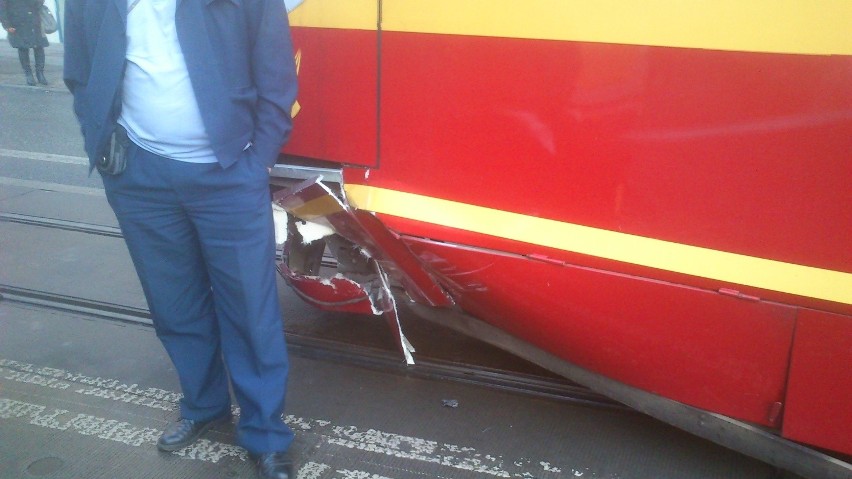 Wypadek na Piotrkowskiej. Volkswagen uderzył w tramwaj [ZDJĘCIA]