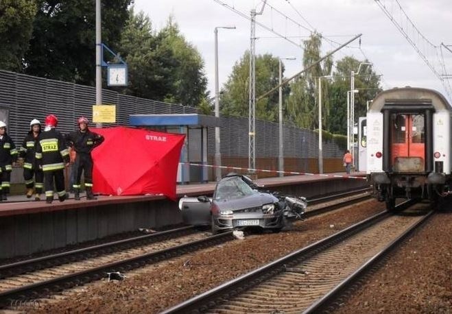 W wypadku na przejeździe kolejowym w Żakowicach zginęło...