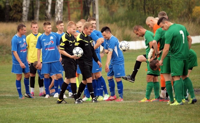 Dariusz Burkiewicz (z piłką) meczu w Laskowicach nie będzie wspominał najlepiej.