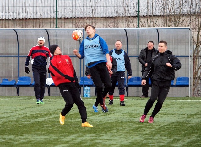 W spotkaniu sparingowym Tęcza Wiąg (B klasa) uległa A-klasowej Unislavii Unisław 2:7 (0:3). Mecz rozegrano na boisku ze sztuczną murawą w Świeciu.