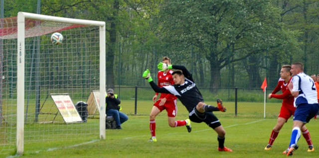 Dawid Wadas (z prawej) imponuje regularnością w zdobywaniu bramek. W środę trafił do siatki rezerw krakowskiej Wisły, a teraz powtórzył swój wyczyn w Kielcach.