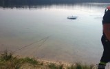 Samochód stoczył się do jeziora w Osowcu [ZDJĘCIA]