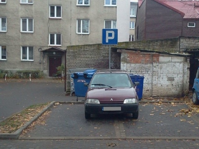 Tak wygląda parkowanie na podwórzu ulicy Malmeda