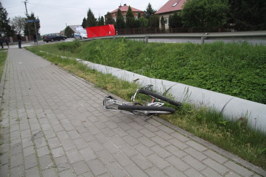Tragiczny wypadek w Stalach koło Tarnobrzega. Rowerzystka jechała do kościoła, zginęła potrącona przez samochód (zdjęcia)