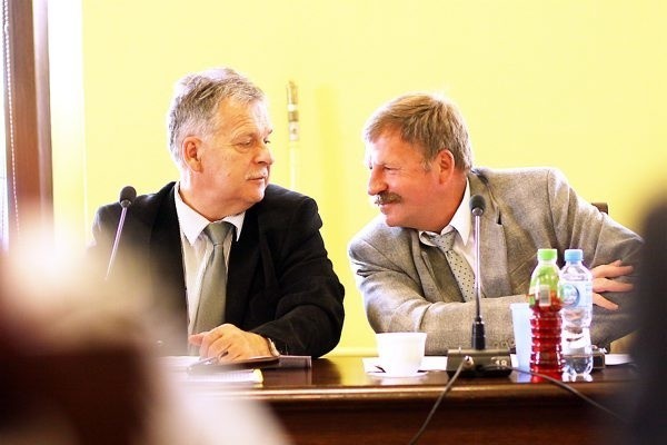 Aleksander Mrówczyński (z lewej) stwierdził, że to wstyd, iż zabrakło miejsca w radzie dla posła Stanke