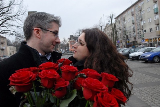 Miłość nie zależy od pogody. Bo miłość to miłość. Twierdzą zgodnie: Aura Tudurean z Rumunii i Sławek Kozłowski z Zielonej Góry. W sobotę, w dniu zakochanych, staną na ślubnym kobiercu.