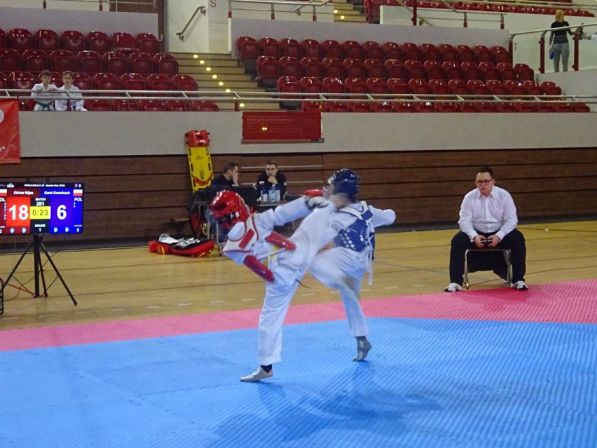 W Świętokrzyskiej Olimpiadzie Taekwondo w Ostrowcu walczy 220 zawodników z Polski i zagranicy [DUŻO ZDJĘĆ]