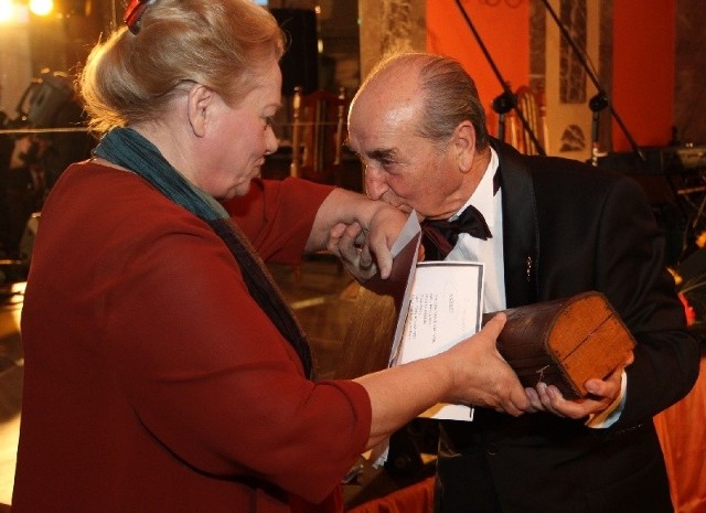 Profesor Kułakowski dziękuje Annie Seniuk za brązową skrzyneczkę.
