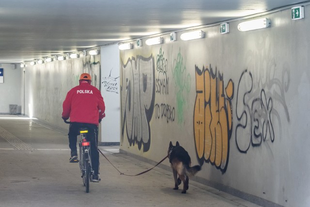 Przejście pod peronami na dworcu Bydgoszcz Leśna stało się polem popisu dla wandali z puszkami farby.