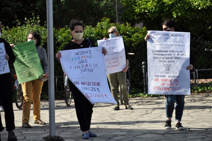 Niepołomice. Kolejna sesja Rady Miejskiej bez komisarza. Mieszkańcy zaprotestowali