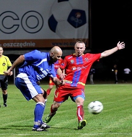 W meczu rundy padł remis 0-0. Walczą pomocnik Piotrówki...